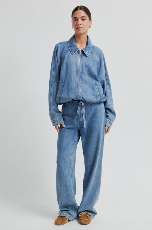 Weite Jeans mit Bindegürtel in Blau