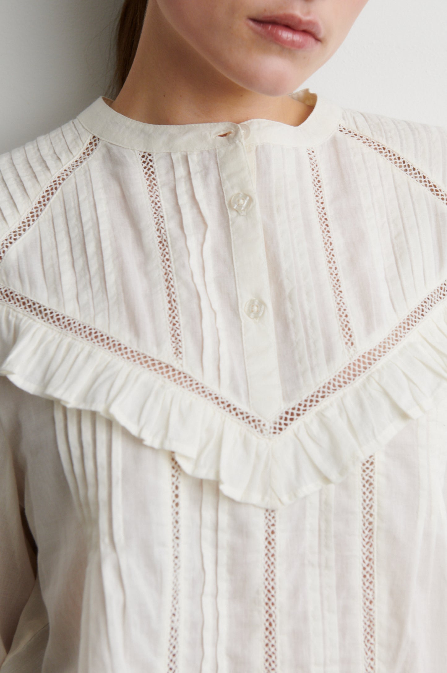 Baumwollbluse mit Rüschen und Spitzendetails Warmweiß