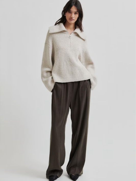 Sandfarbener Strickpullover mit Zip