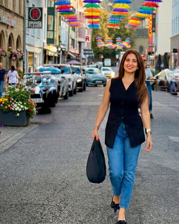 Burcu beim Einkaufsbummel