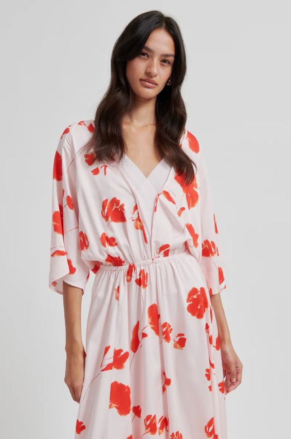 Kleid mit Volumen an den Ärmeln und markierter Taille
