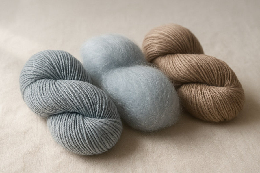Merino-, Mohair- und Alpaka-Garn nebeneinander auf Leinen