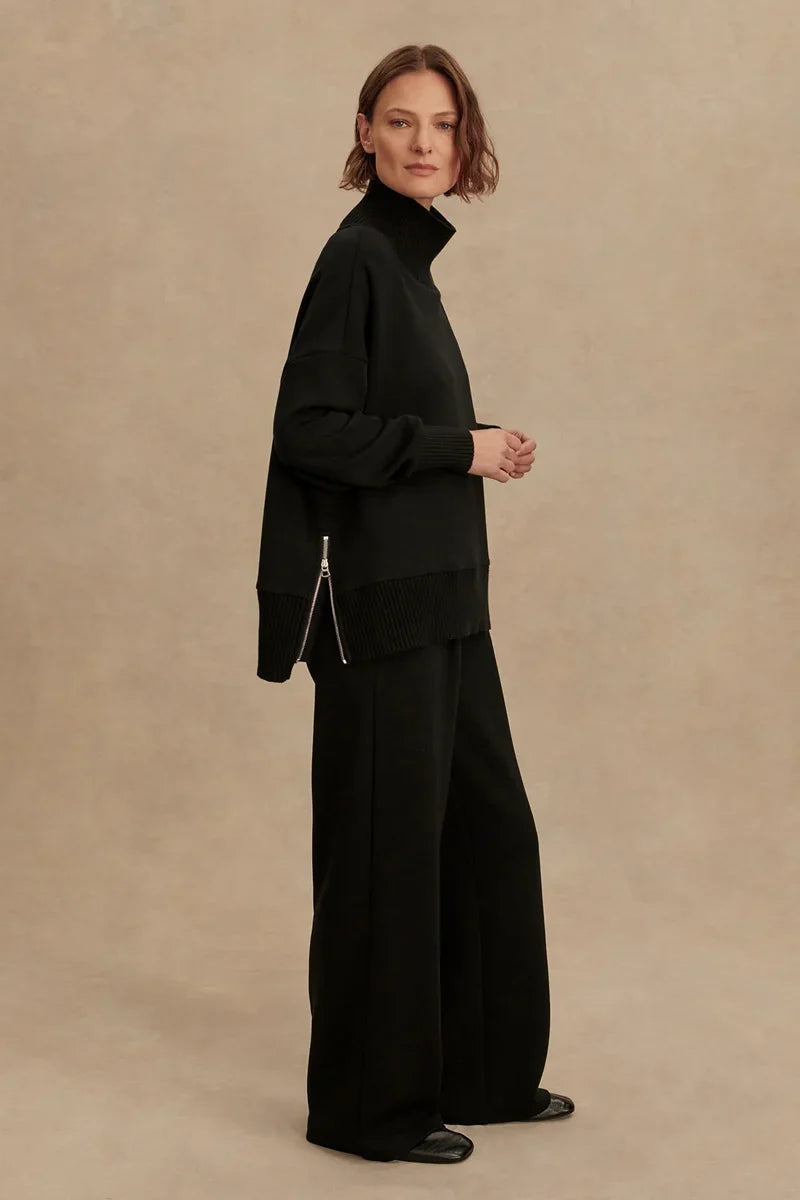 High Neck Sweater in Schwarz, getragen