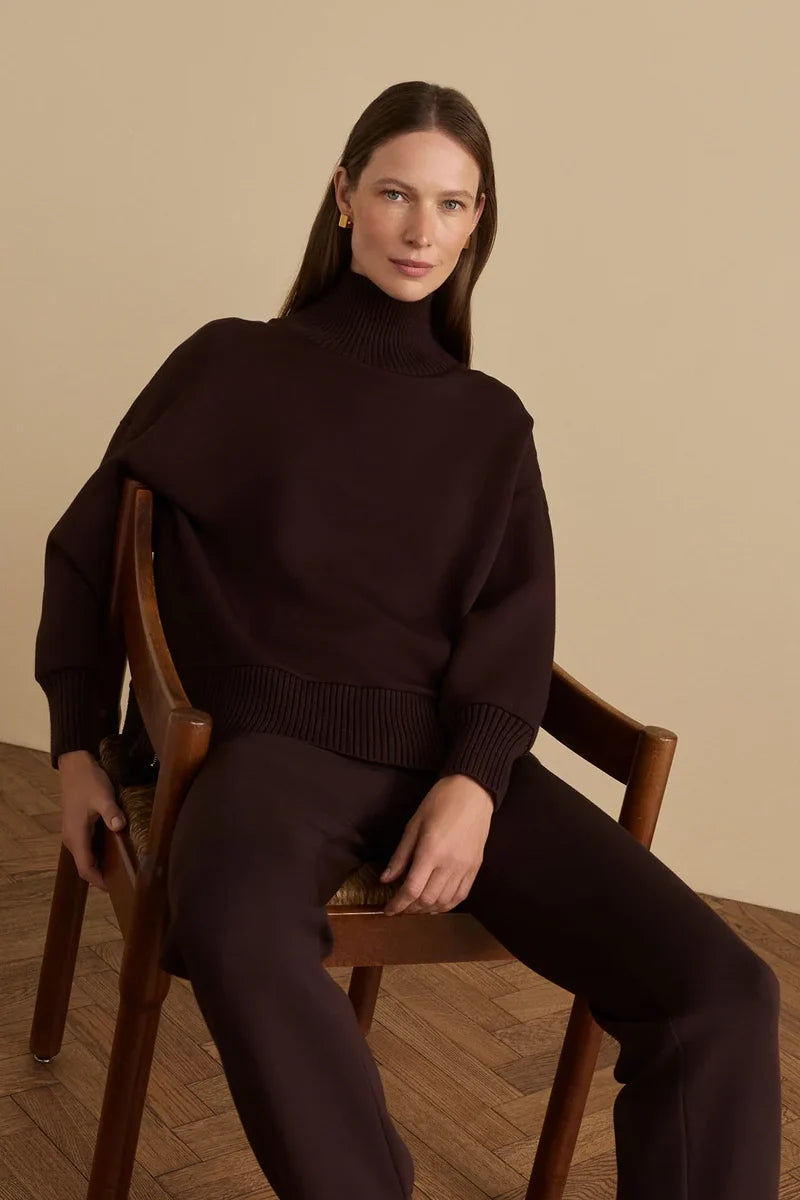 High Neck Sweater in Braun, getragen