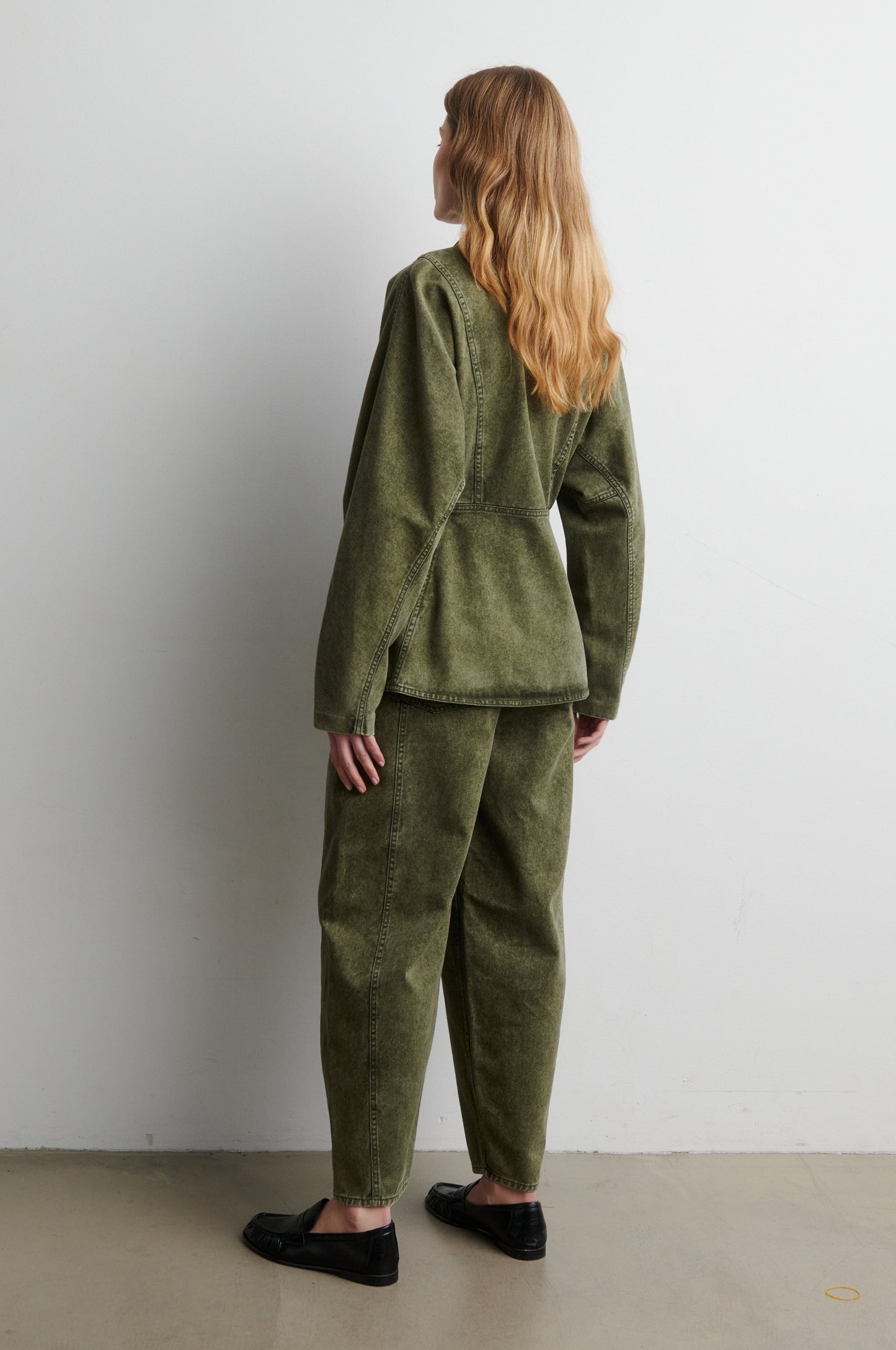 Olivgrüne Denimjacke, tailliert