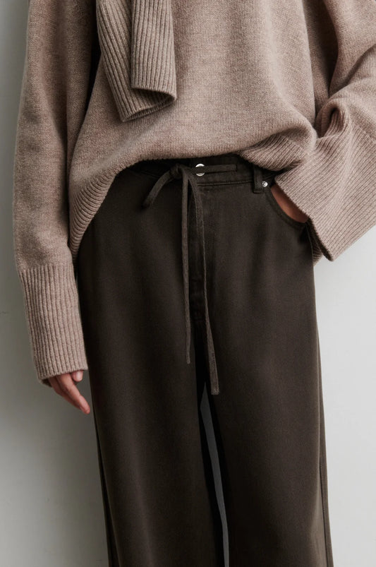 Lyocell-Jeans mit Bindegürtel in Braun/Olivgrün