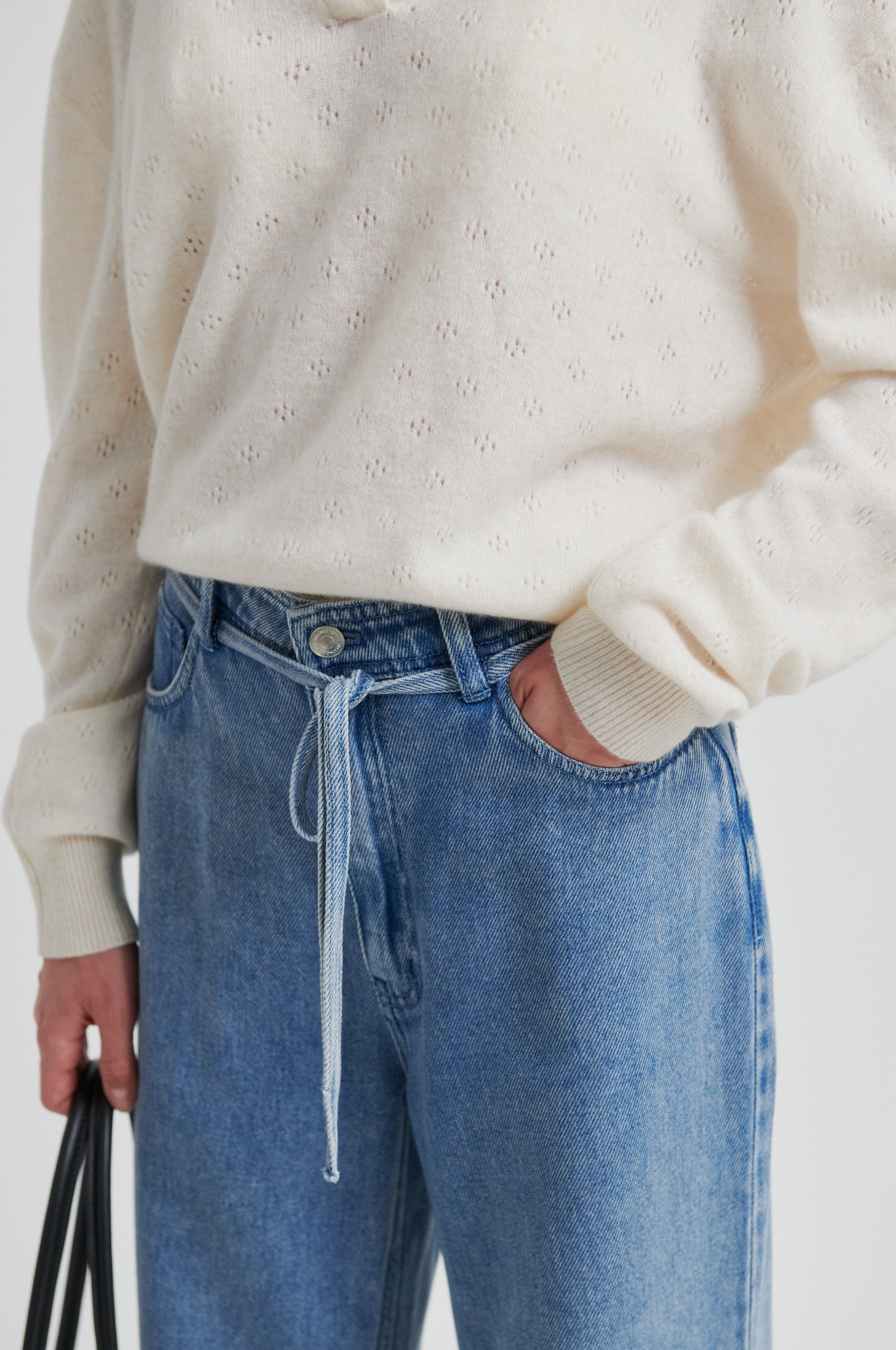 Weite Jeans mit Bindegürtel in Blau