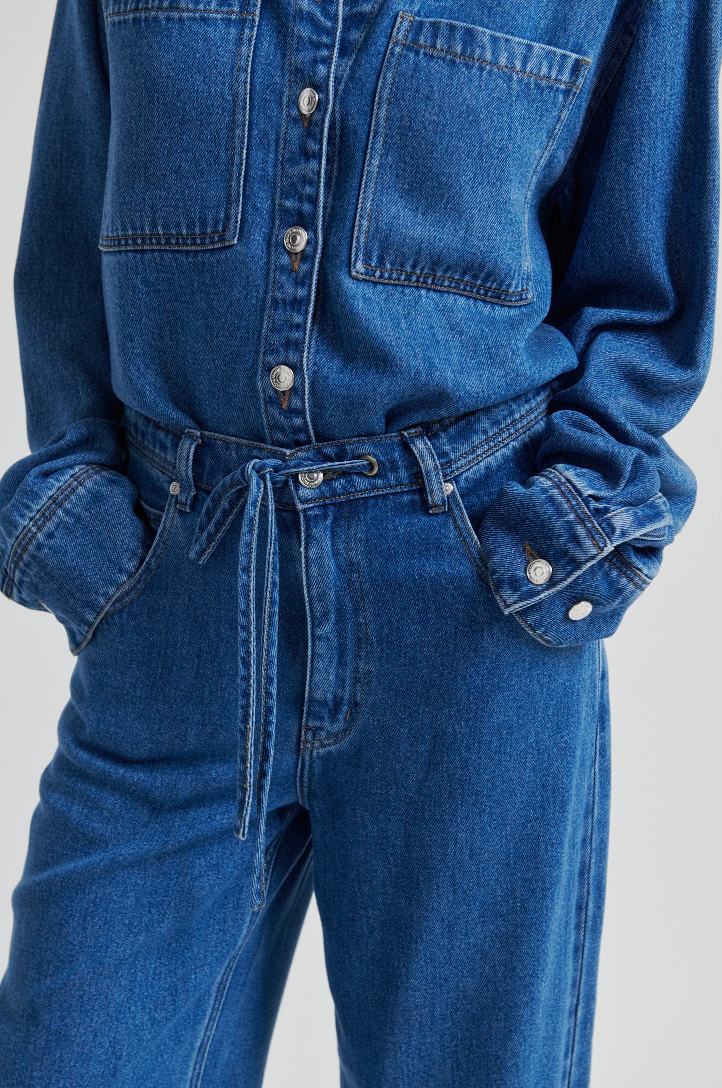 Lockere Jeans mit weitem Bein in Blau Detailansicht