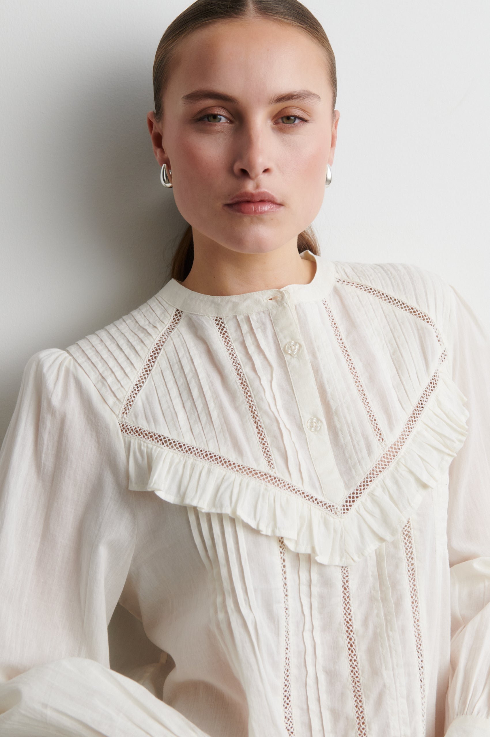 Baumwollbluse mit Rüschen und Spitzendetails Warmweiß