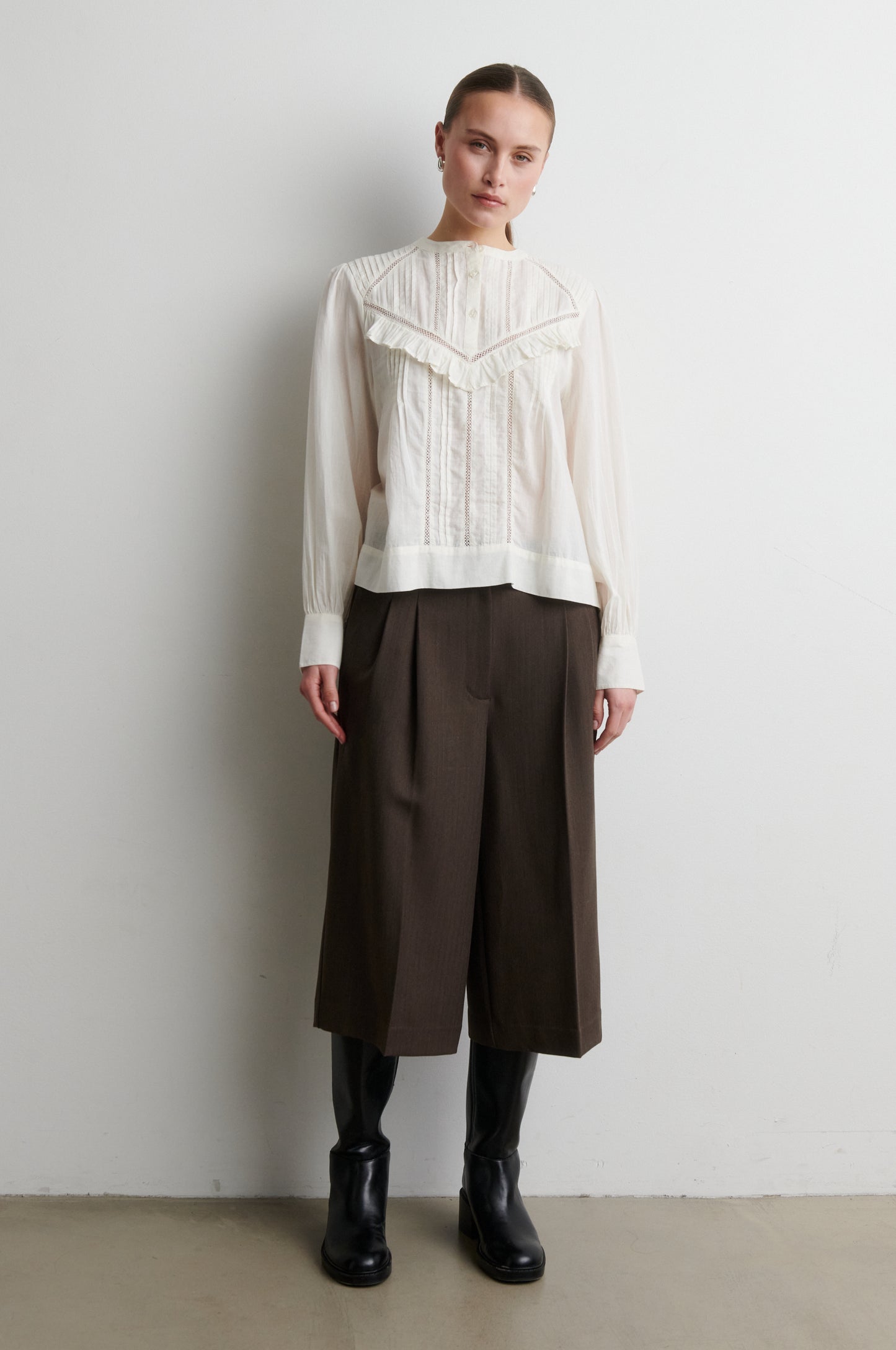 Baumwollbluse mit Rüschen und Spitzendetails Warmweiß