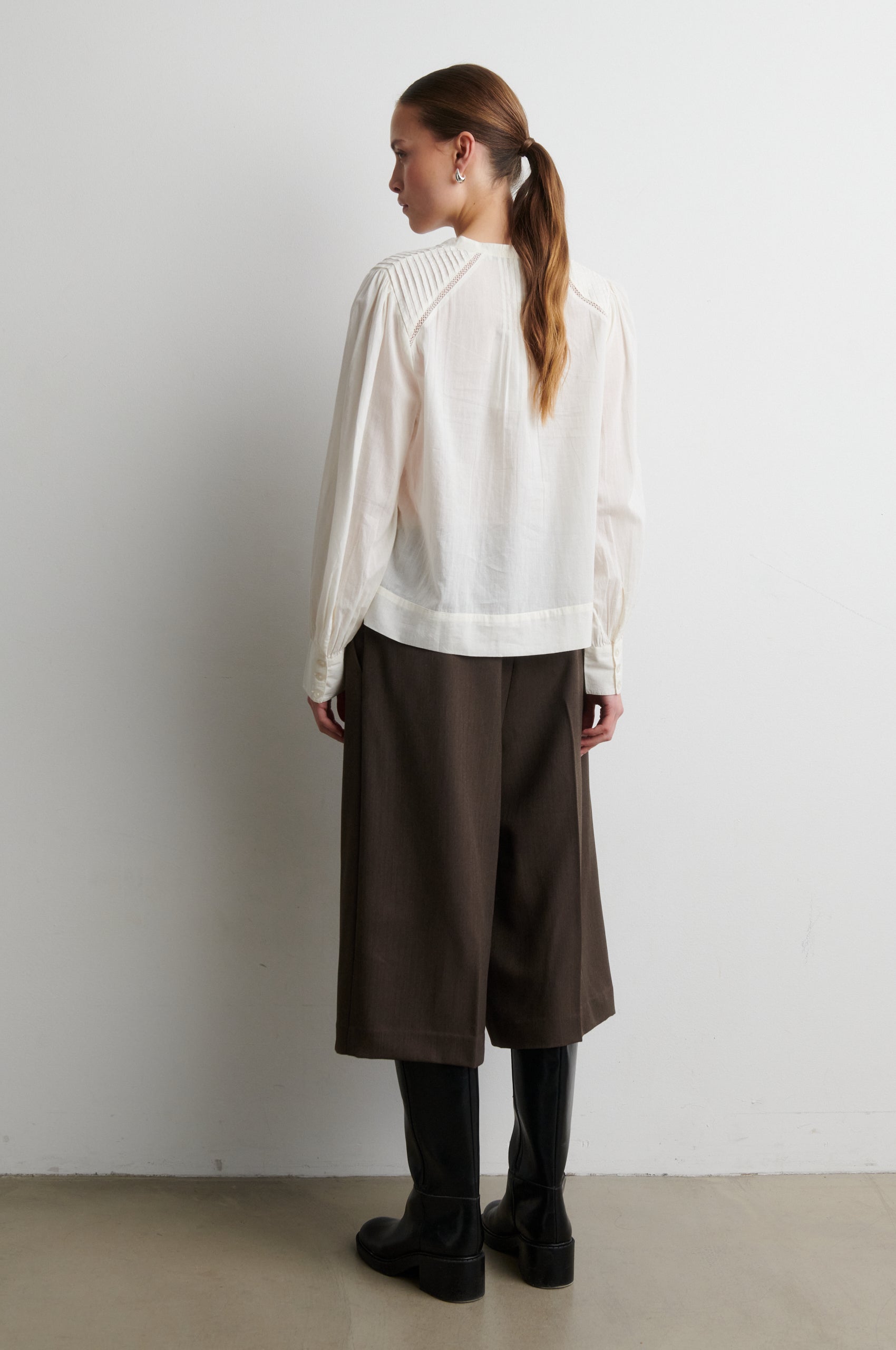 Baumwollbluse mit Rüschen und Spitzendetails Warmweiß