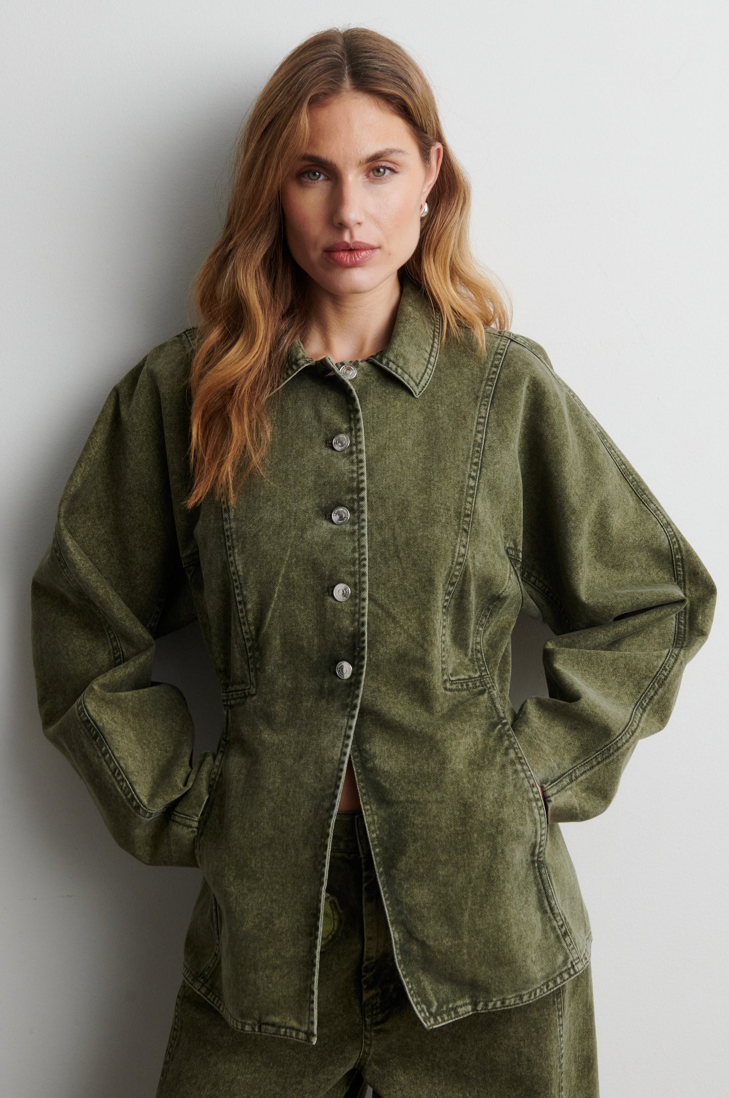 Olivgrüne Denimjacke, tailliert