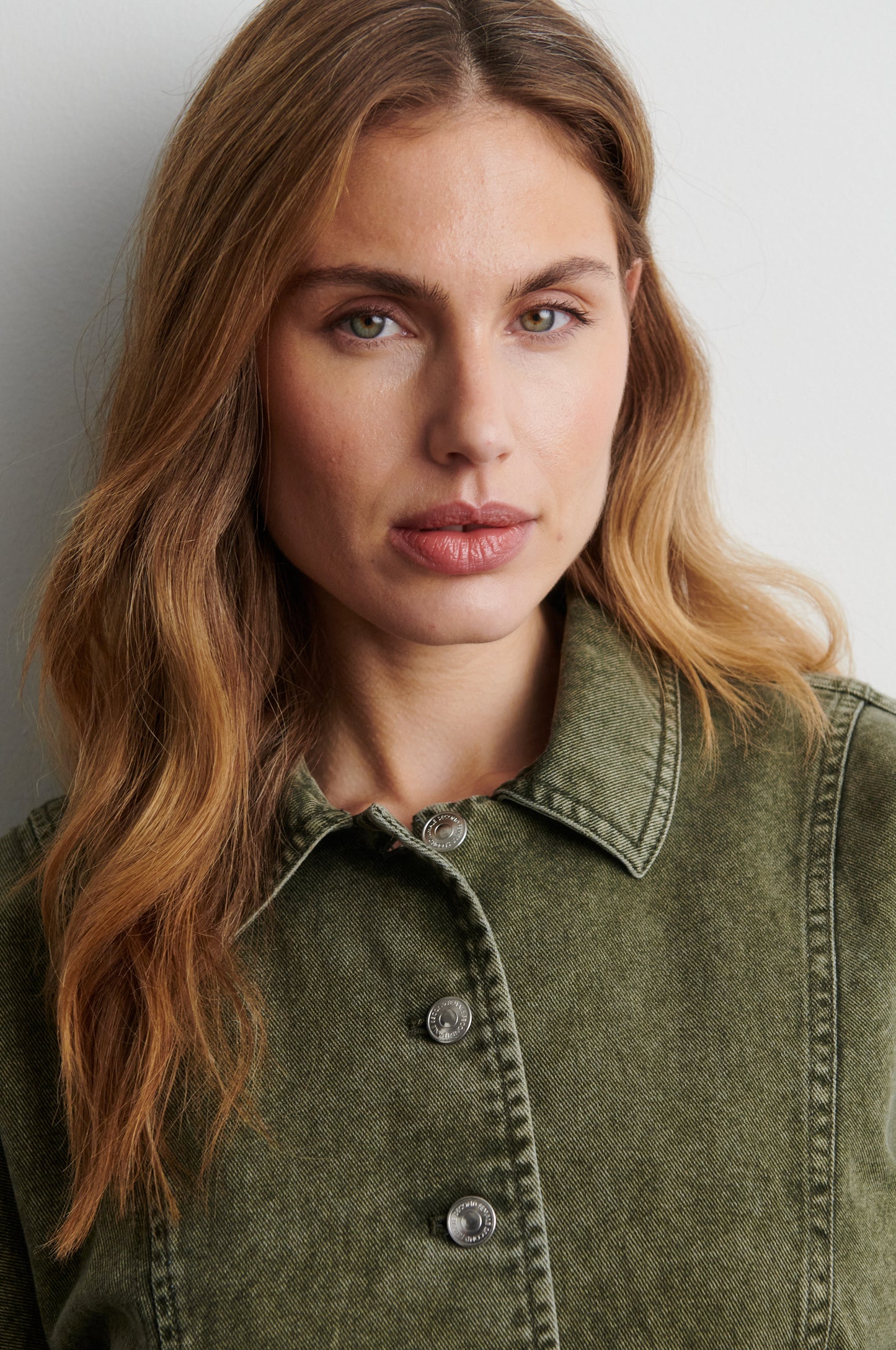 Olivgrüne Denimjacke, tailliert