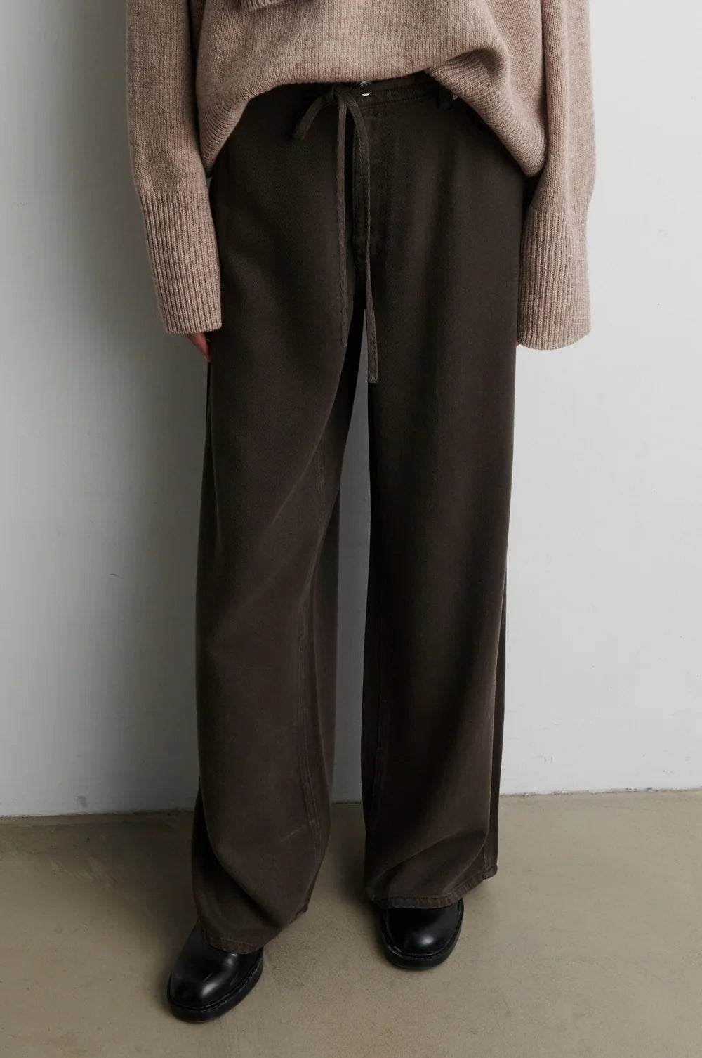 Lyocell-Jeans mit Bindegürtel in Braun/Olivgrün