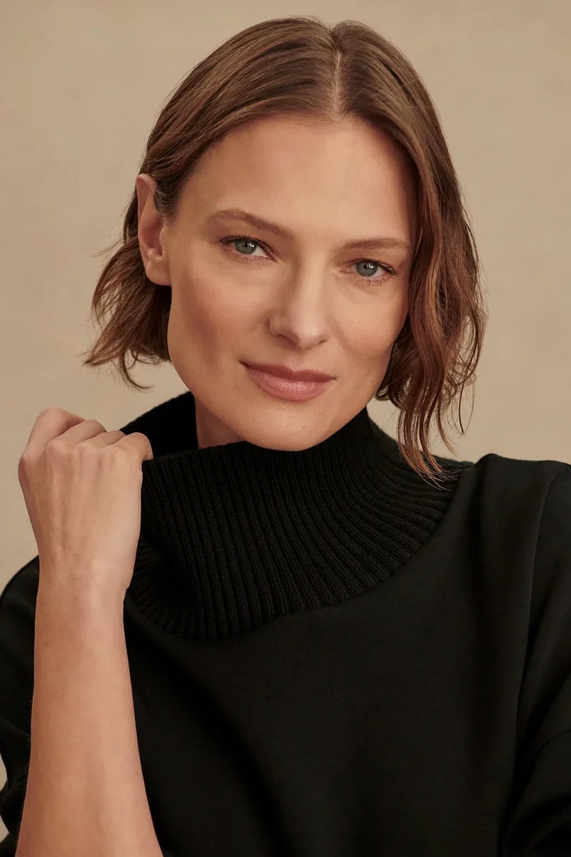 High Neck Sweater in Schwarz, Kragen im Detail