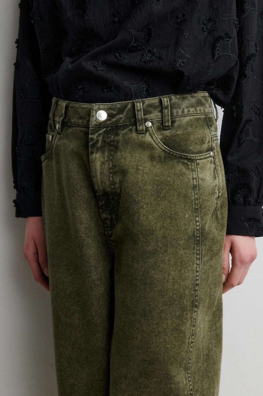 Olivgrüne 5-Pocket Barrel-Leg Jeans