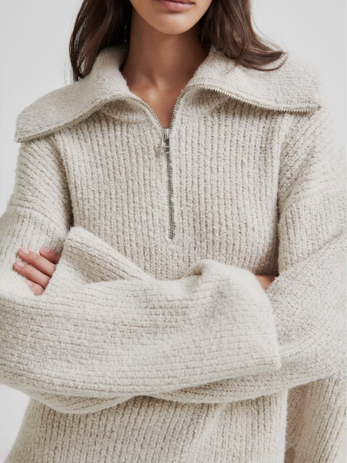 Sandfarbener Strickpullover mit Zip