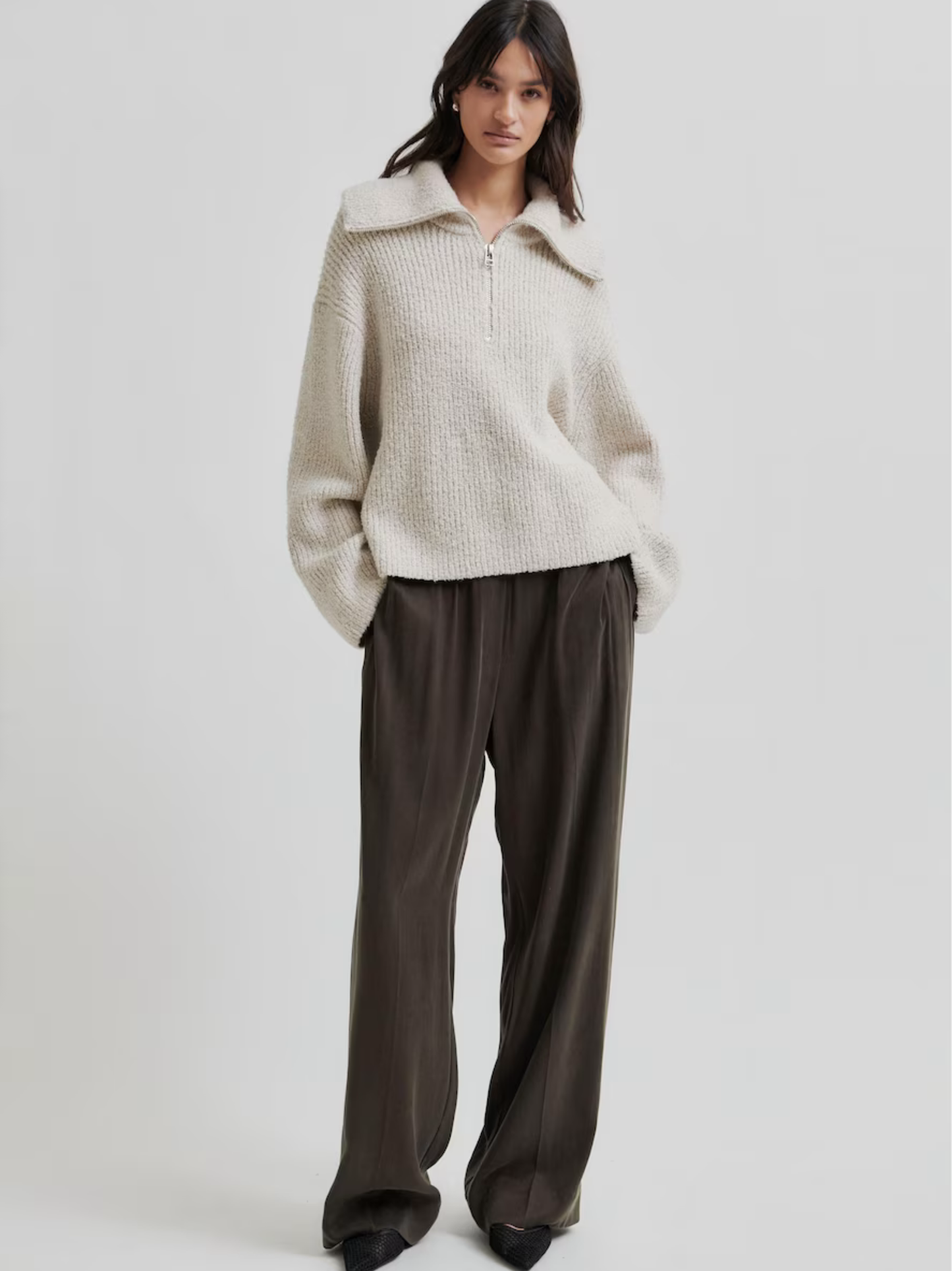 Sandfarbener Strickpullover mit Zip