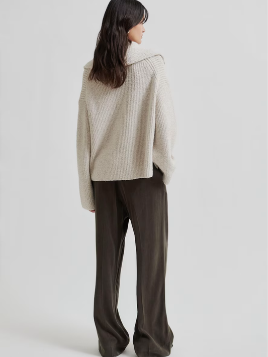 Sandfarbener Strickpullover mit Zip