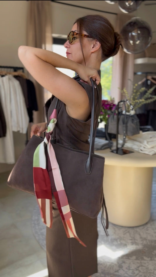 Sophie Große Veloursleder-Henkeltasche mit Ziertuch Dunkelbraun