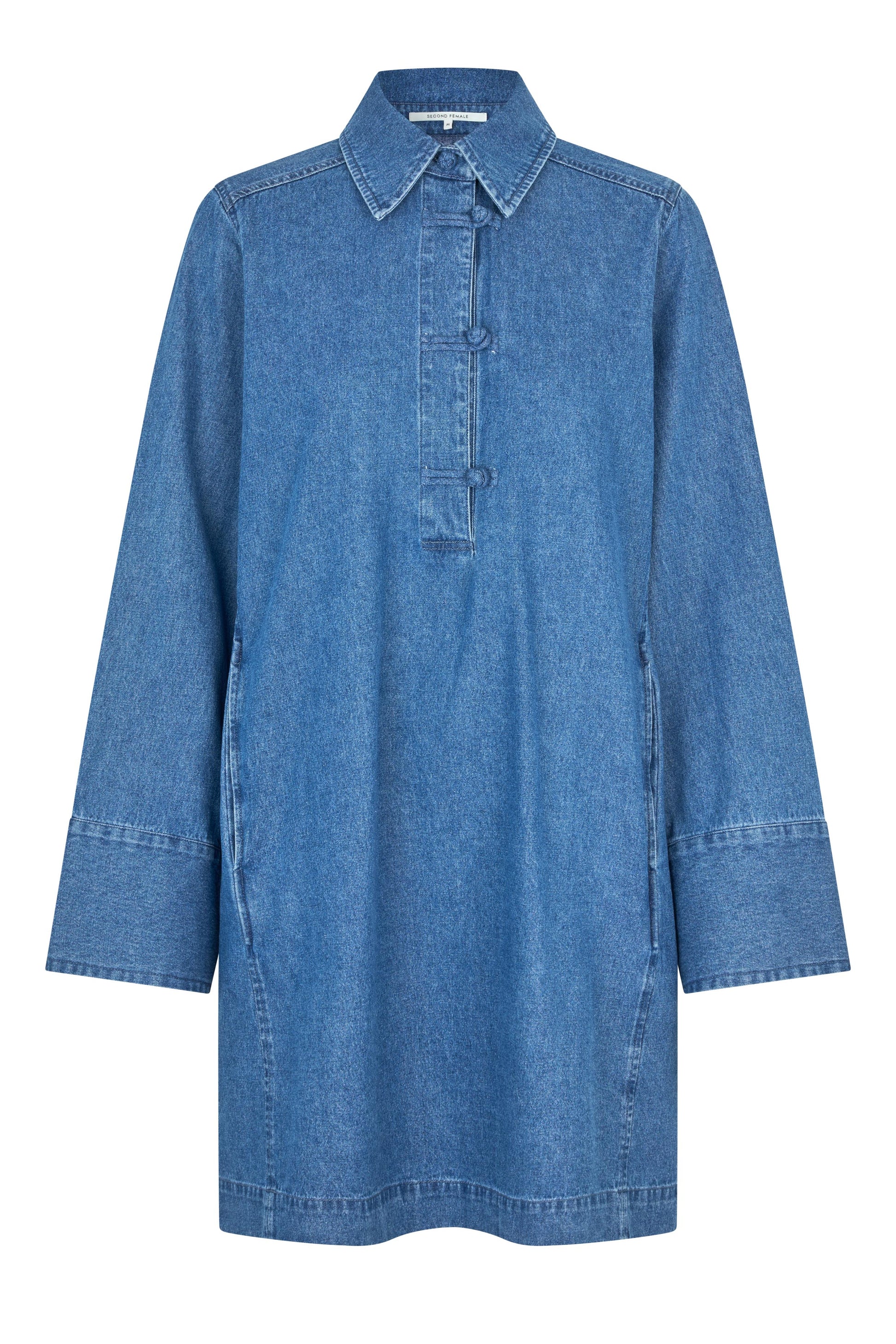 Oversize Denimkleid mit Hemdkragen Detailansicht