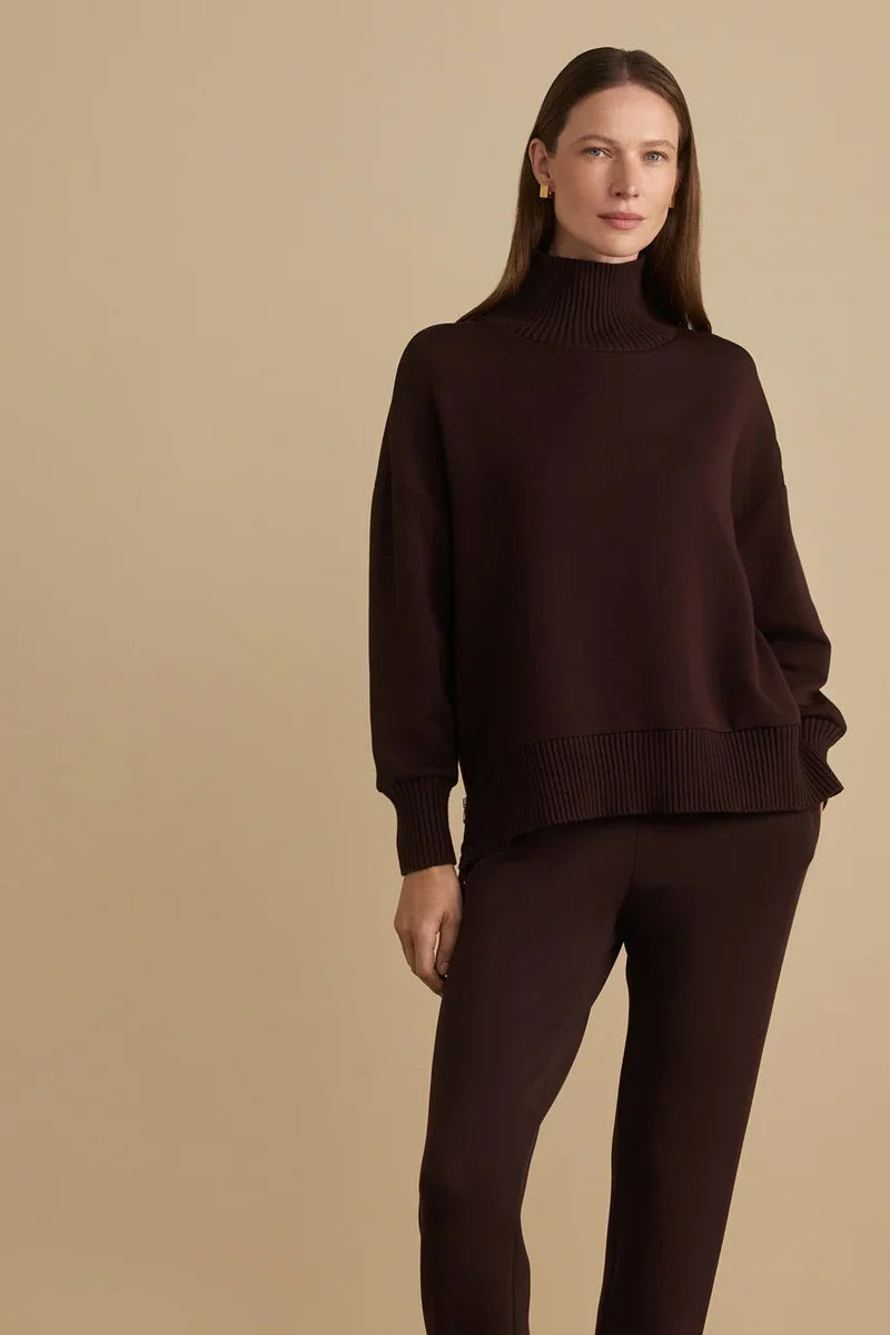High Neck Sweater in Braun, Kragen im Detail