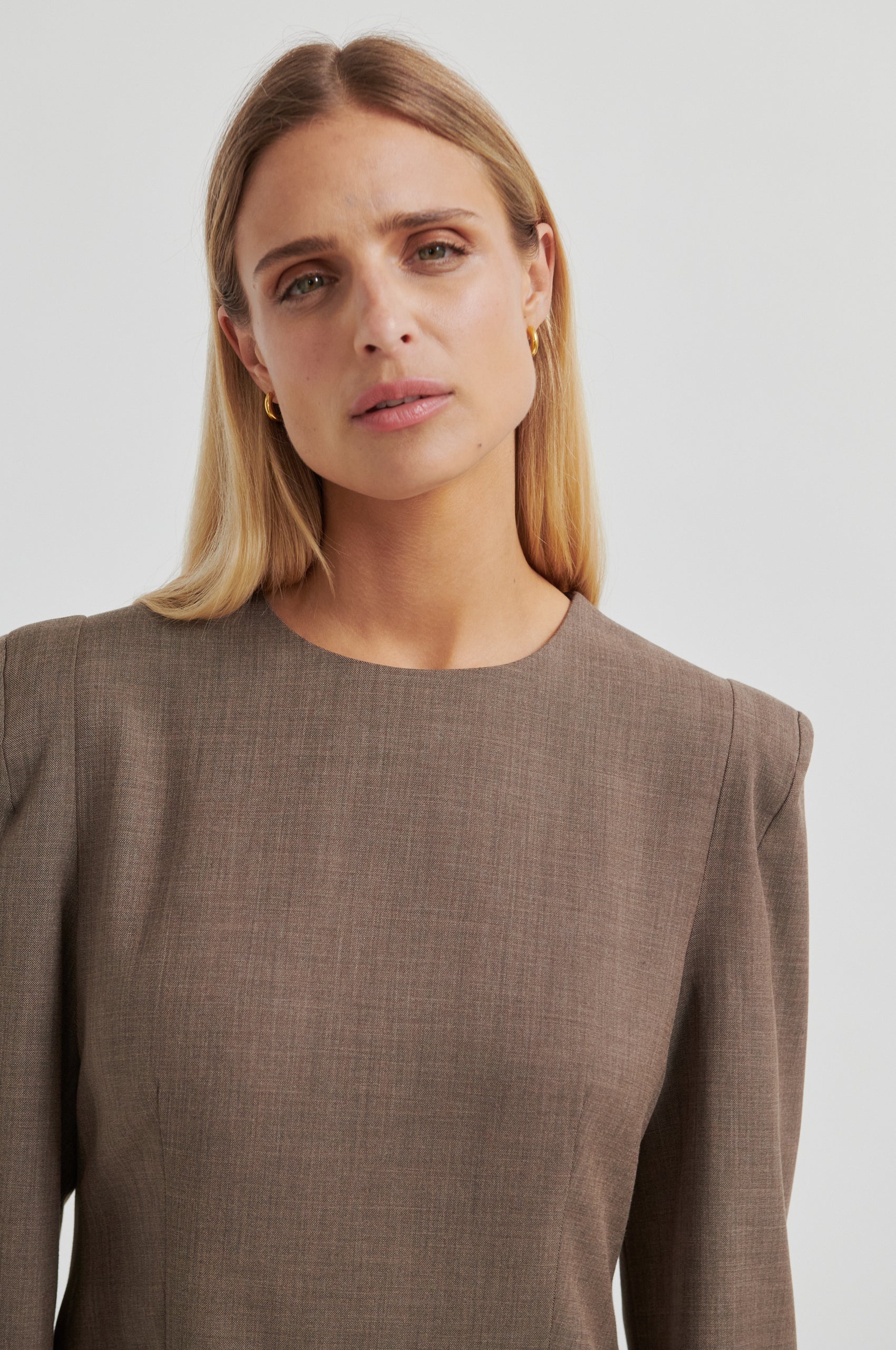 Kleid mit klarer Silhouette Nahaufnahme