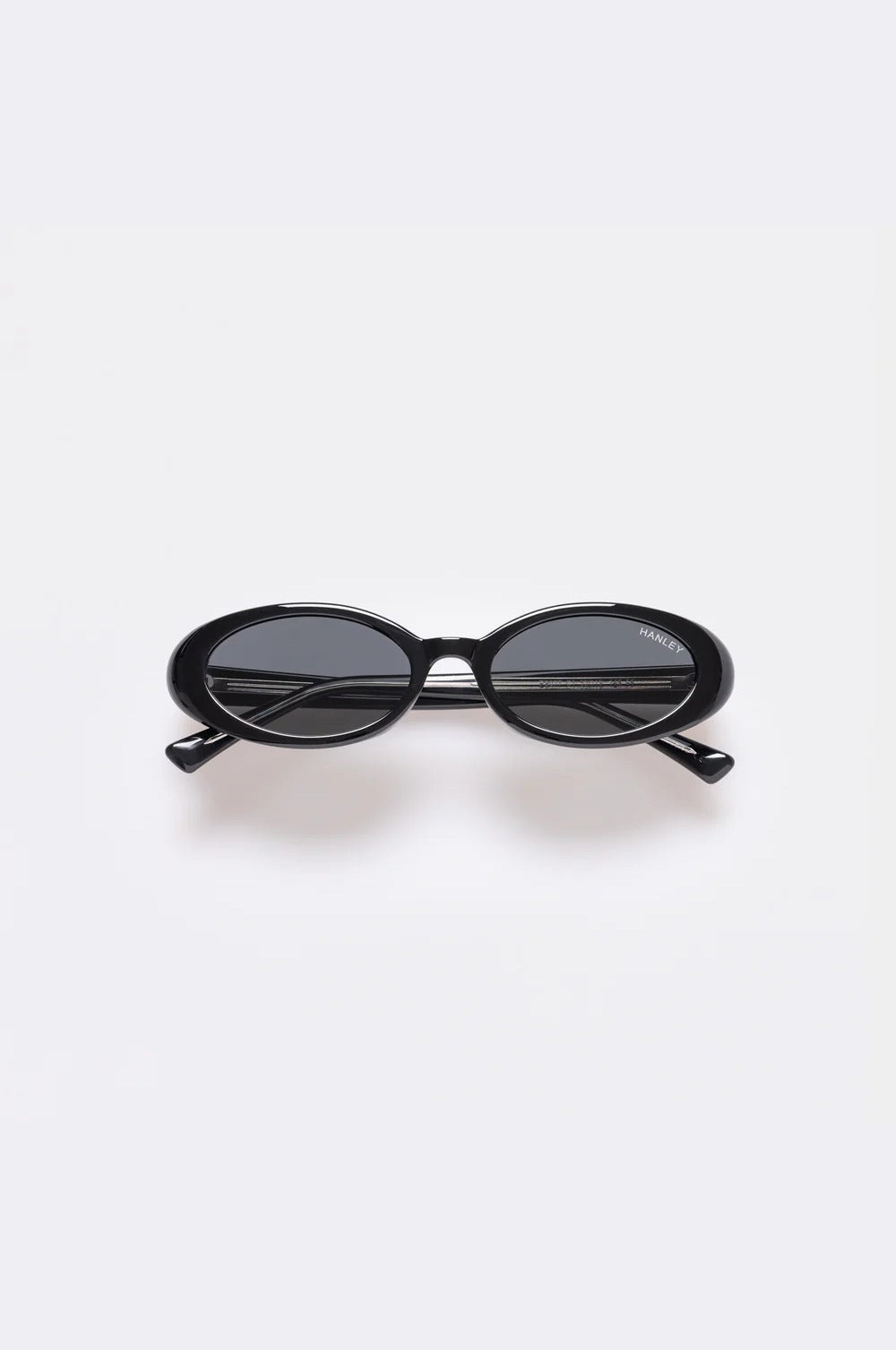 Sonnenbrille Finn Black, schmale ovale Form in Schwarz