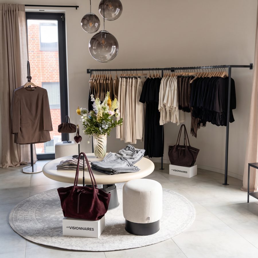 Der Mitteltisch der Boutique mit frischen Blumen und ausgelegten Lieblingsst&uuml;cken