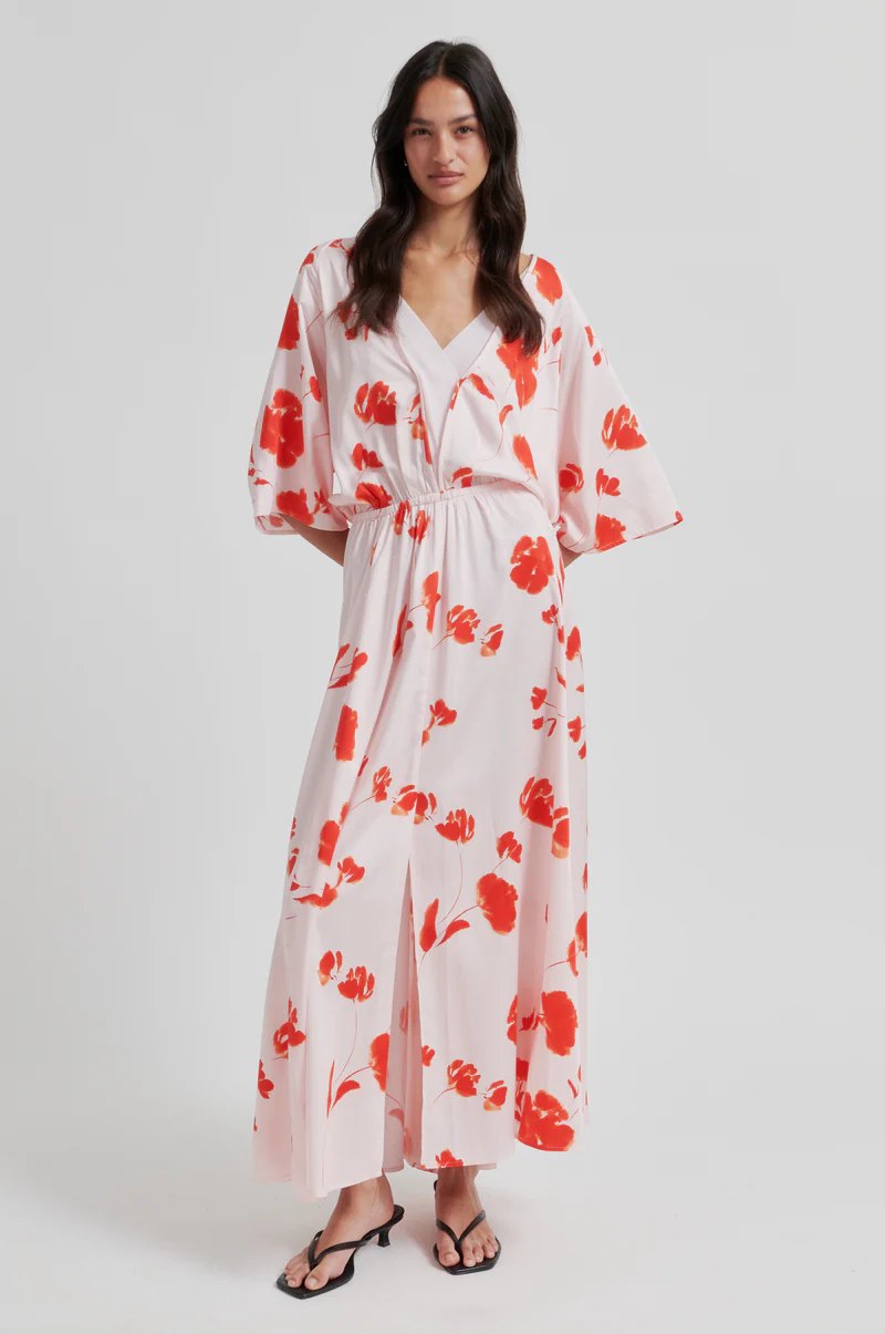 Kleid mit Wickeloptik und markierter Taille